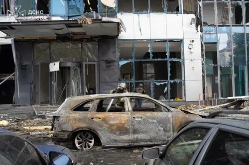Ataque ruso en Kiev deja cuatro muertos y causa daños a la infraestructura comercial
