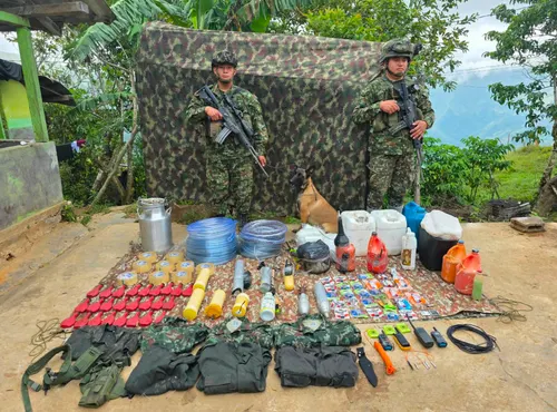Ejército de Colombia neutraliza depósito con explosivos y drones de las disidencias en Antioquia