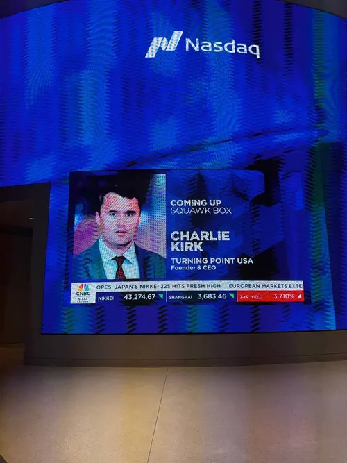 La derecha conmemora el trágico asesinato de Charlie Kirk mientras el caso avanza hacia la pena de muerte