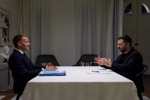 Macron promete apoyo energético y sistemas de defensa aérea a Volodímir Zelenski para afrontar el invierno