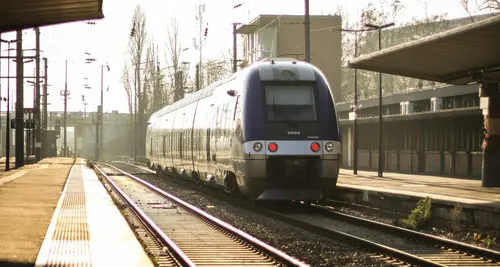 Tren con 186 pasajeros se descarrila en el noroeste de Francia dejando al menos 44 heridos