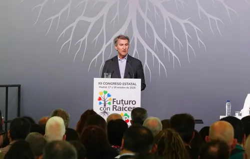 Feijóo promete reforzar el Estado del bienestar y tilda de "coalición de desesperados" la alianza PSOE-Colau