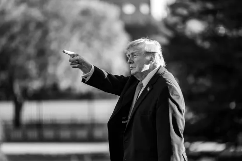 Trump pide expulsión Ilhan Omar del Congreso por jurar el cargo bajo un nombre falso