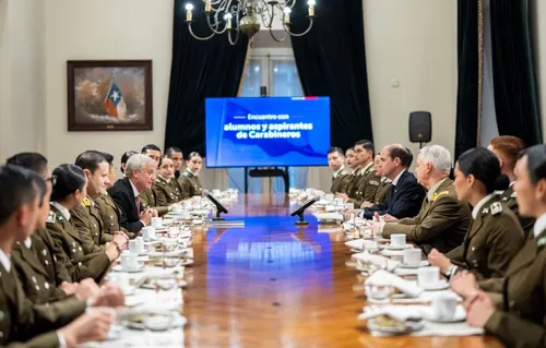 Kast encabeza encuentro en La Moneda con jóvenes en formación para Carabineros