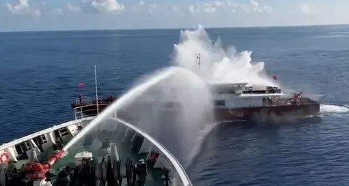 Guardia Costera de Taiwán repele con cañones de agua a pesquero chino cerca de las islas Pratas