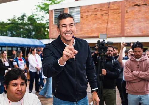 Presidente de Paraguay, Santiago Peña, vota en las municipales 2026