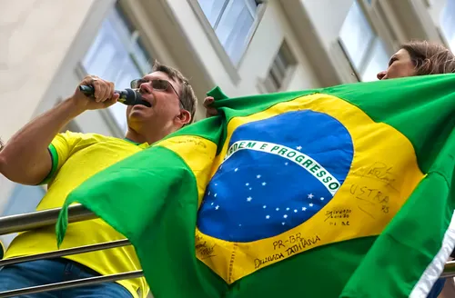 Flávio Bolsonaro impulsa plan de reformas constitucionales para fortalecer la democracia en Brasil