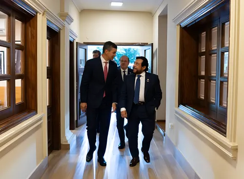 Santiago Peña recibe al vicepresidente de El Salvador e invita a Bukele a Paraguay