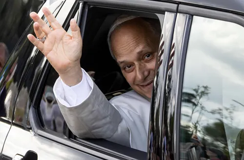 El Papa León XIV sale caminando del hospital Gemelli y regresa al Vaticano