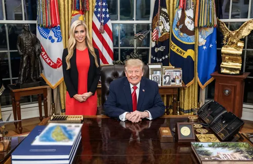Katie Zacharia deja la vocería de la Casa Blanca y reafirma su respaldo a Trump