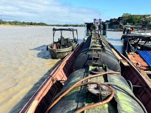 Fuerzas Militares de Colombia incautan 10.000 galones de combustible del Clan del Golfo en el río Atrato