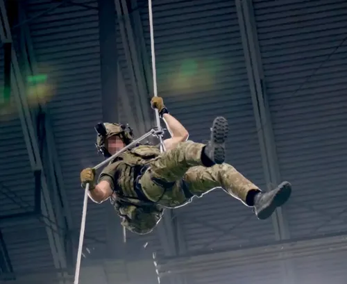 Muere un comando de la Fuerza Aérea de EE. UU. tras caer desde 52 metros en el Alamodome de San Antonio