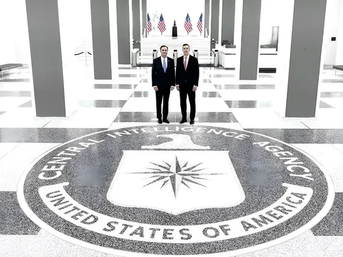 Santiago Peña ratifica alianza en inteligencia con EE. UU. tras reunirse en Washington con el director de la CIA