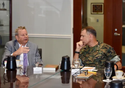 "Mucho de qué hablar sobre Cuba": Mike Hammer y el general del Comando Sur, Frank Donovan coordinan estrategia