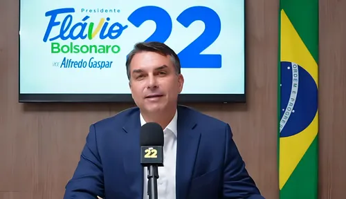 Flávio Bolsonaro cruza la frontera argentina rumbo a EE. UU. ante la persecución de la Corte