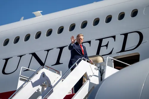 Donald Trump acusa a los hutíes de buscar un alza en el petróleo antes de las legislativas en Estados Unidos