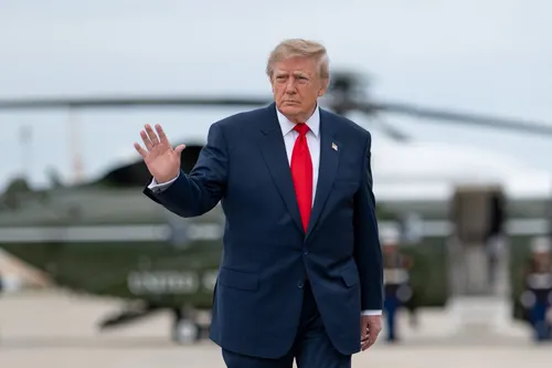 Donald Trump asegura que EE. UU. mantiene el intercambio de inteligencia con Ucrania y defiende el acuerdo comercial sobre diésel ruso