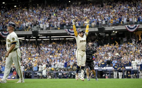 William Contreras lidera con cuadrangular la victoria de los Brewers sobre los Dodgers en la Serie de Campeonato