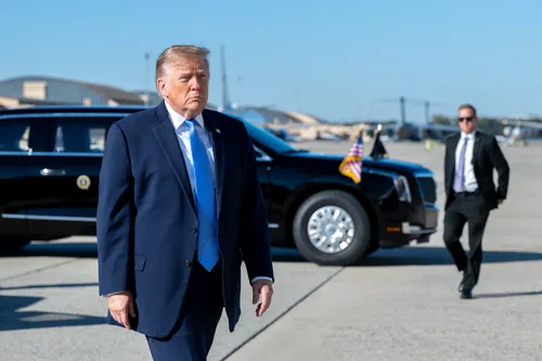 Donald Trump ofrece un millón de dólares por denuncias de fraude electoral a una semana de las legislativas de medio término