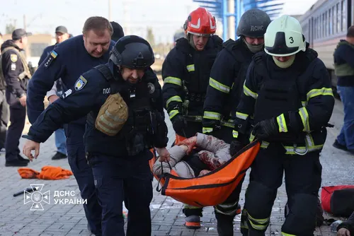 Un ataque ruso con dron en la estación de tren de Dnipró deja al menos trece muertos y decenas de heridos