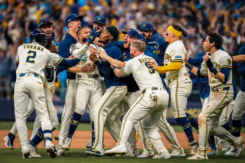 “Sr. Octubre”: Jackson Chourio se viste de héroe y coloca a los Cerveceros arriba 2-0 en la Serie Divisional