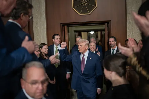 Donald Trump celebra el desempeño de Flávio Bolsonaro en Brasil y anticipa un balotaje de alta intensidad