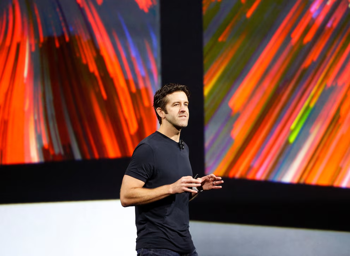 ¿Quién es John Ternus, el ingeniero que reemplazará a Tim Cook como director ejecutivo de Apple?