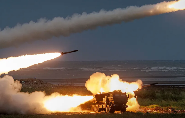 Taiwán dispara por primera vez sus destructivos misiles HIMARS frente a las costas del comunismo chino