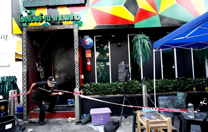 Se eleva a 30 el número de muertos por incendio en un bar de Bangkok