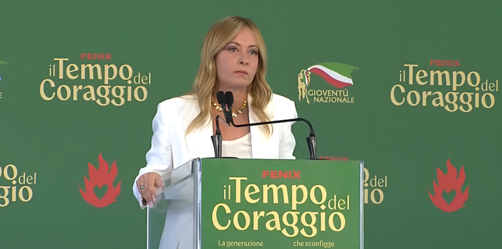 Meloni anuncia límites a alumnos extranjeros, prohibición del niqab y defensa de la escuela pública
