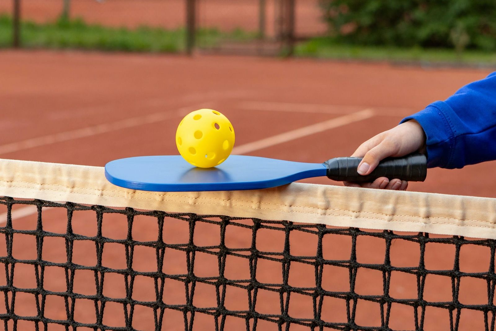 My First Pickleball Paddle: Turning Hotel Courts into Family Discoveries