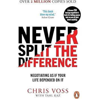 Buchcover "Never split the difference", schwarz-roter Text auf weissem Hintergrund, "over 2 million copies sold", "this book blew my mind, Adam Grant", "Negotiate as if your life depended in it"