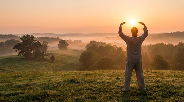 5 Minuten Qi Gong am Morgen — so startest du mit Energie in den Tag