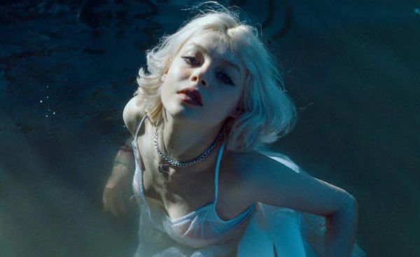 5 Waterproof Jewelry Pieces You'll Definitely Want to Wear to the Beach