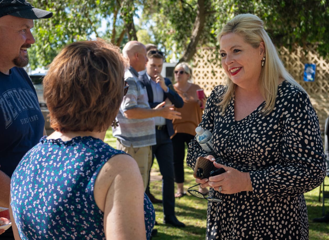 Minister Hildyard embraces KAravan Klub at Nuriootpa