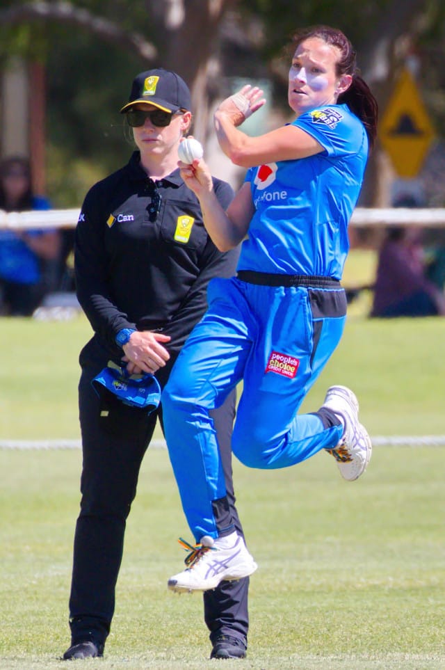 Barossa crowds gather for WBBL spectacle