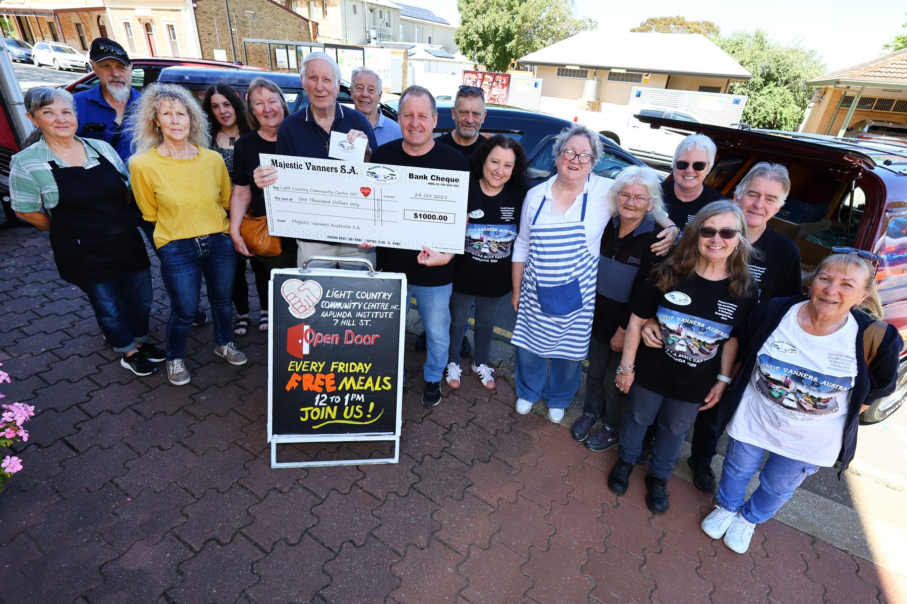 Vanners make donation to Kapunda centre