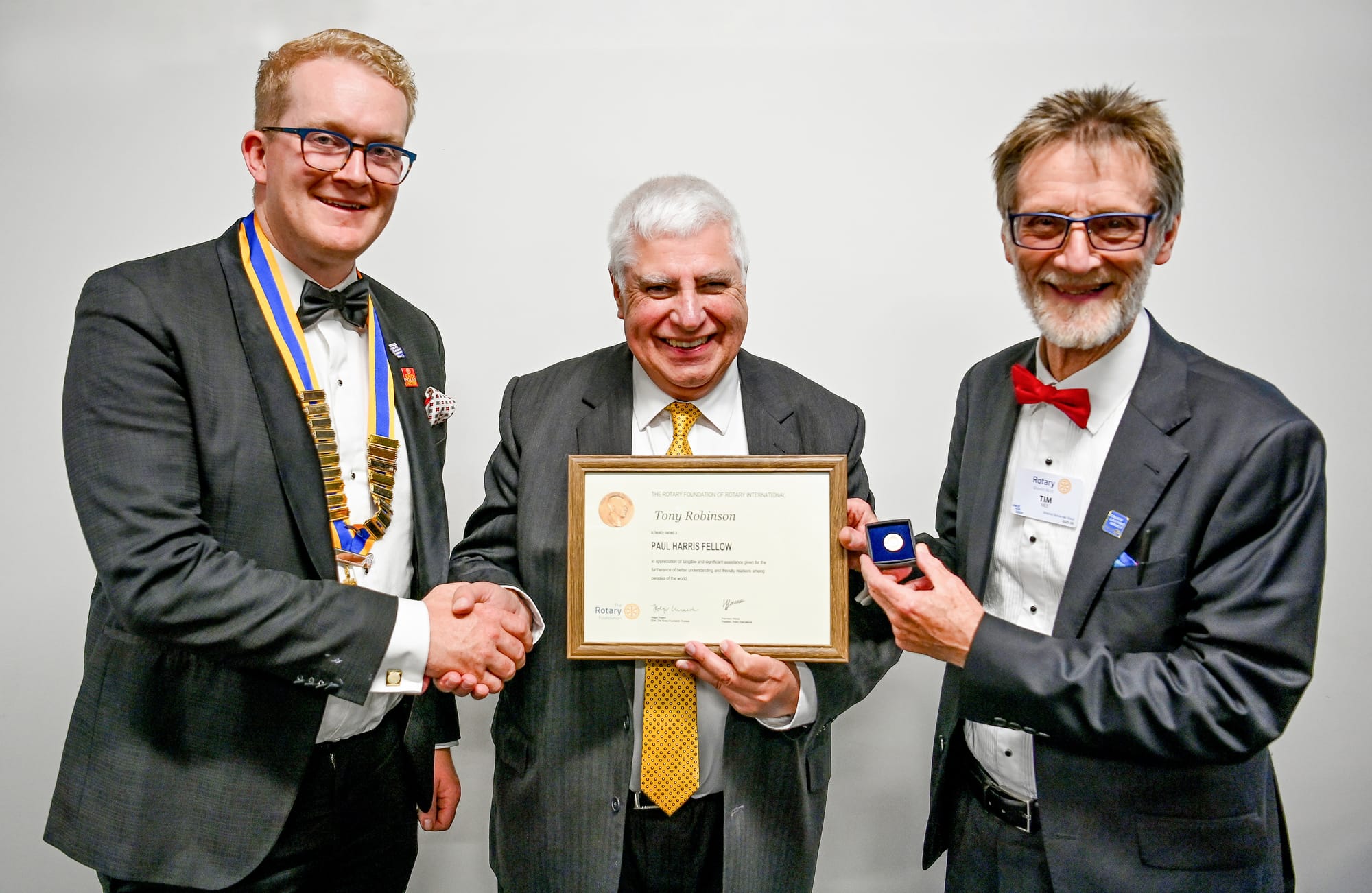 Paul Harris Fellow award to long term newspaperman