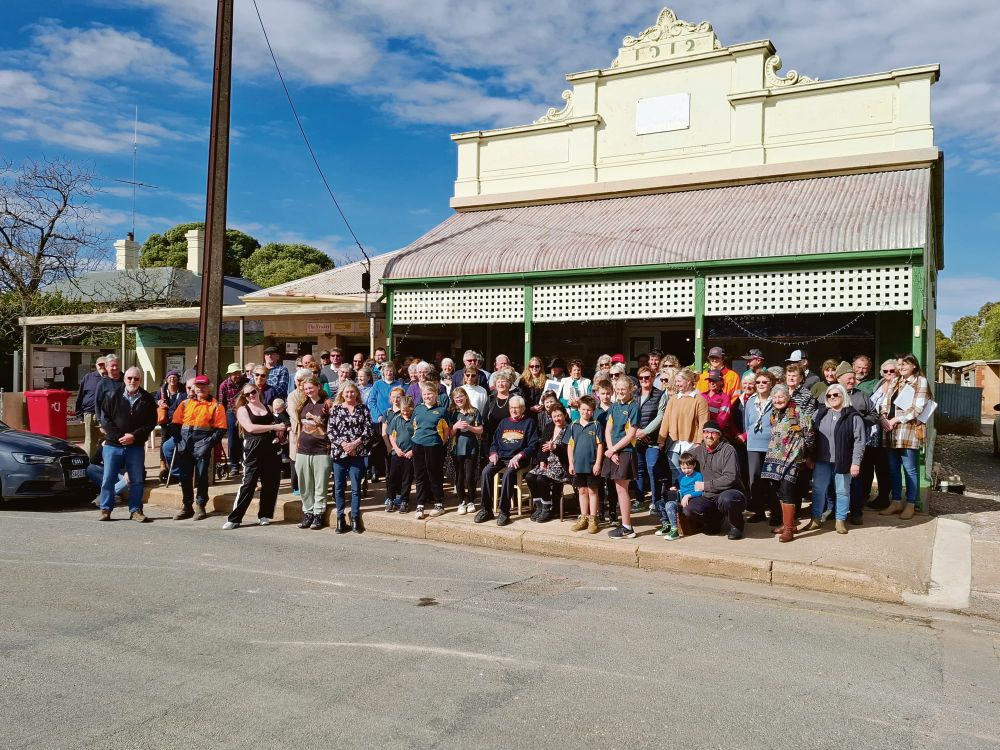Robertstown turns out for farewell post image