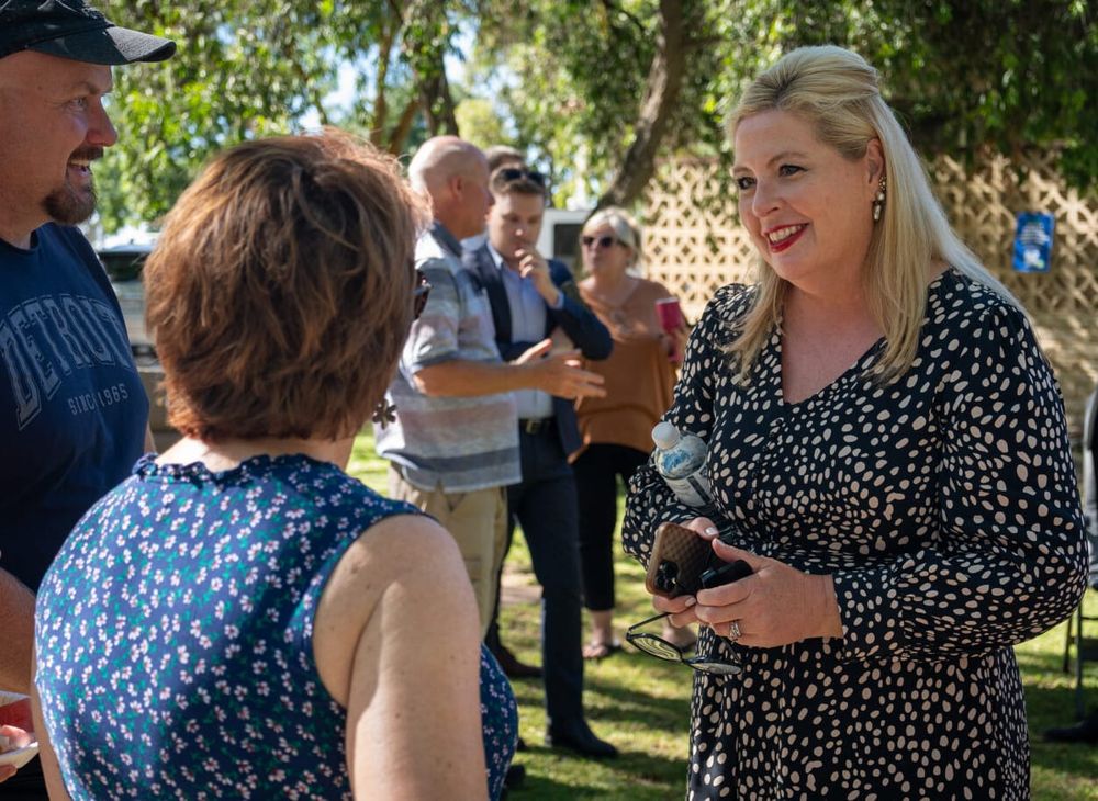 Minister Hildyard embraces KAravan Klub at Nuriootpa post image