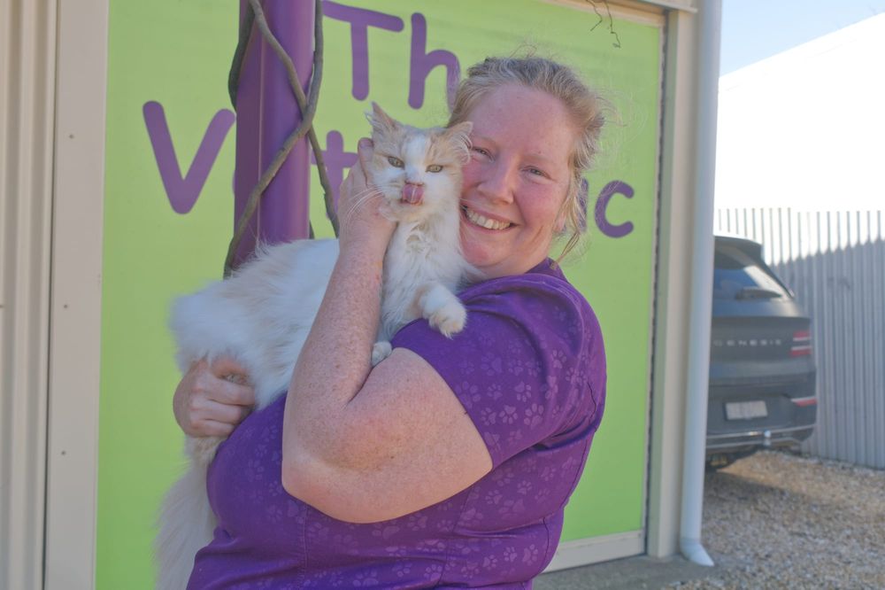Angaston vet gets pawsome award post image