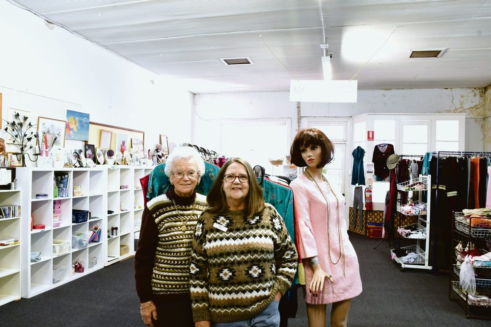 Prisoners roll up to help Lyndoch Op Shop post image