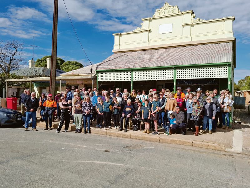 Robertstown turns out for farewell post image