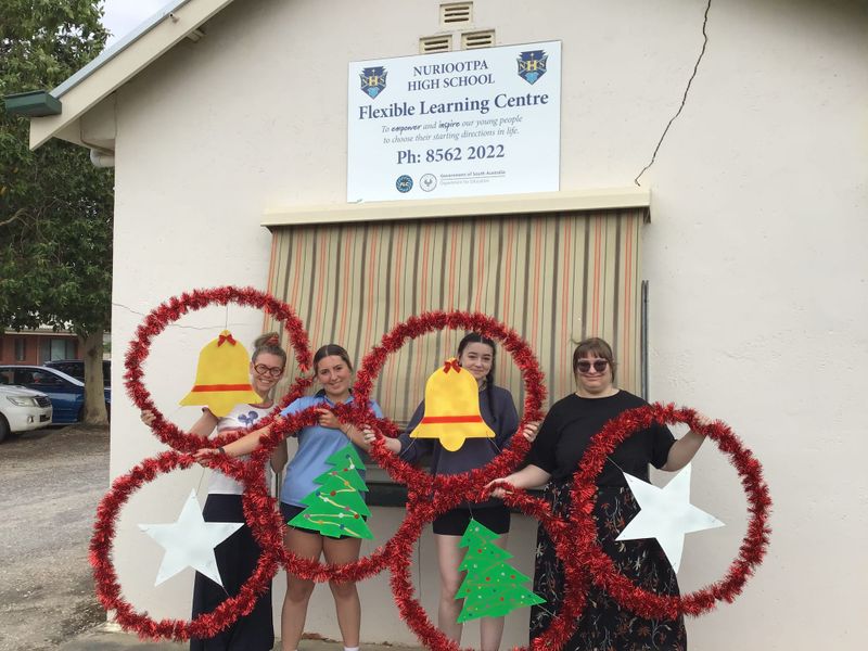 Nuri High School students tinsel up the town post image