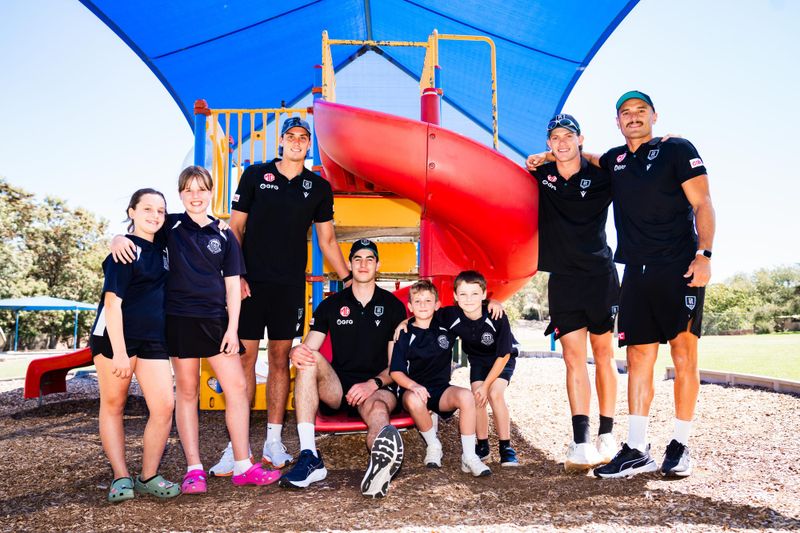 Port Adelaide players visit Angaston Primary post image