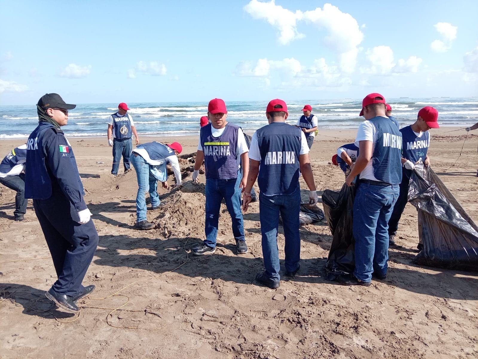 El GI continúa con las labores de limpieza de hidrocarburos en las costas del Golfo de México