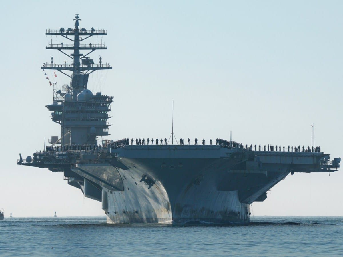 Funcionarios y militares mexicanos suben al portaaviones USS Nimitz