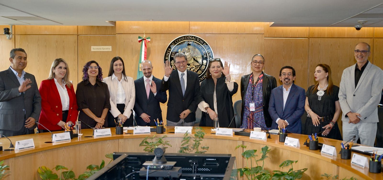 Se reúne Ricardo Monreal con los consejeros del INE