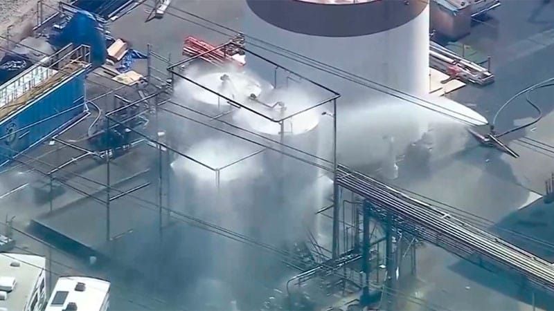 Evacúan a 50 mil personas en California por fuga química; temen explosión de tanque tóxico
