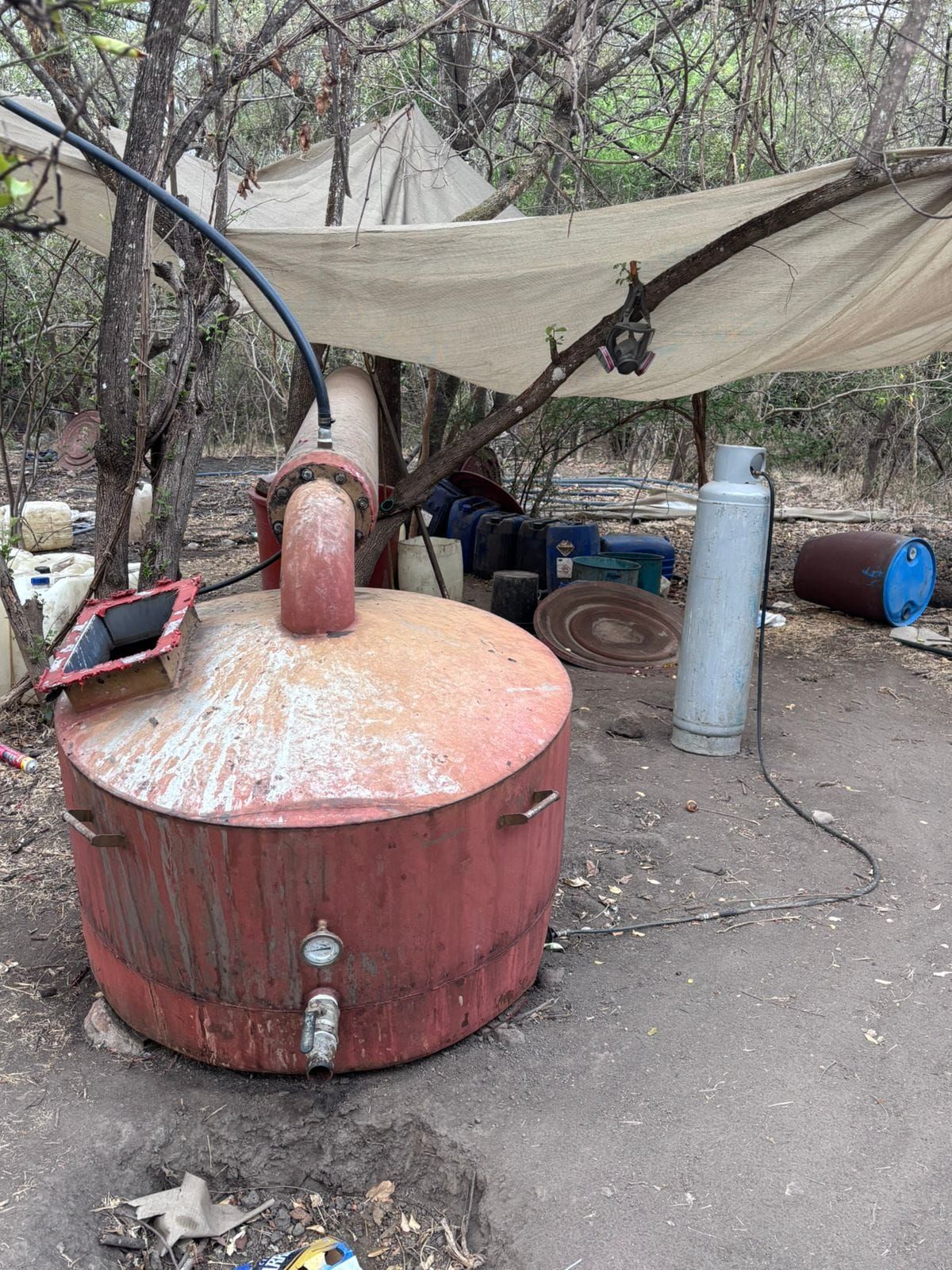 Marina desmantela laboratorio clandestino en Michoacán; aseguran reactores y equipo químico